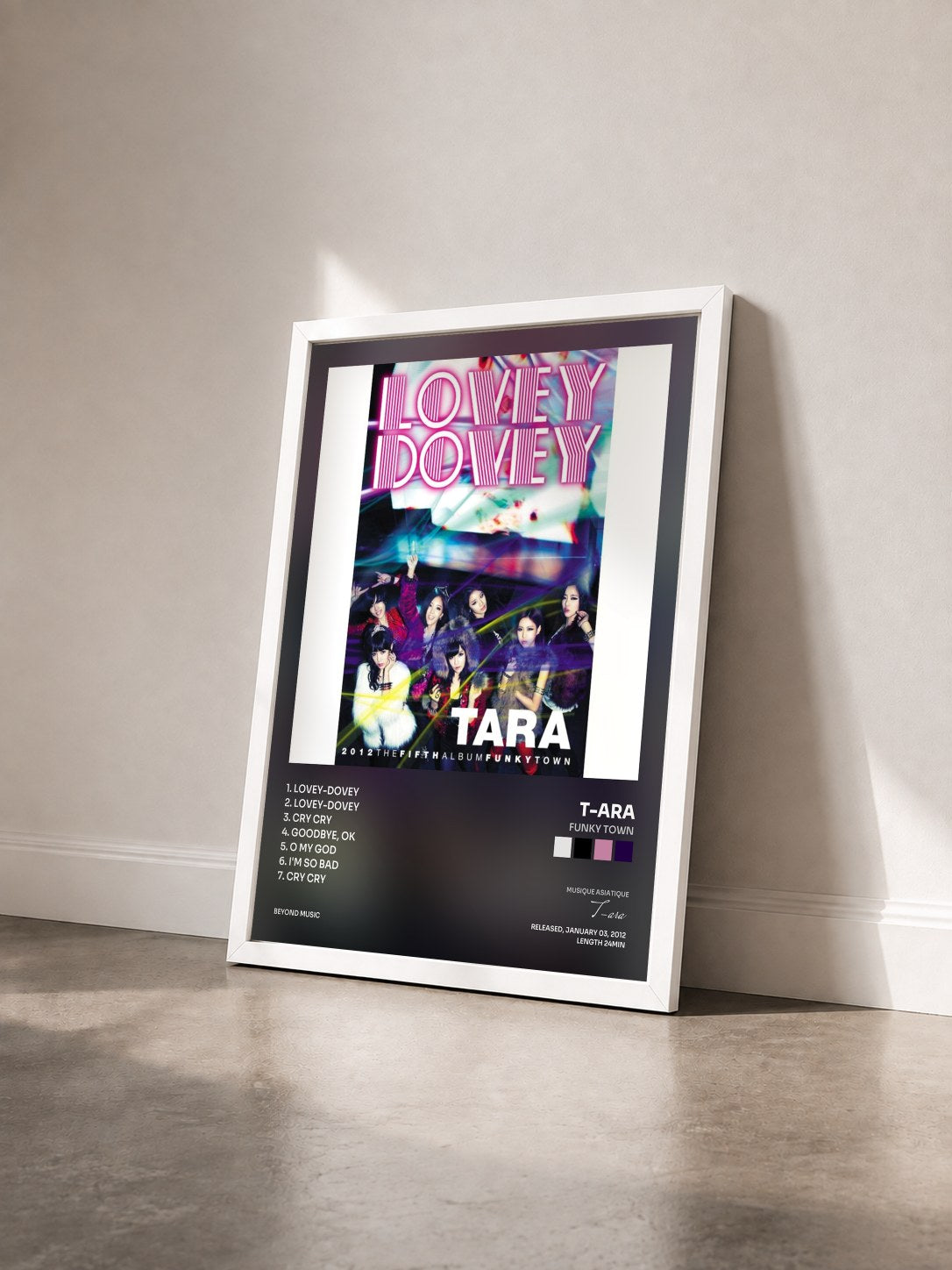 #blanc Tableau de l'album Funky Town de T-ara vu de trois quarts, cadre blanc