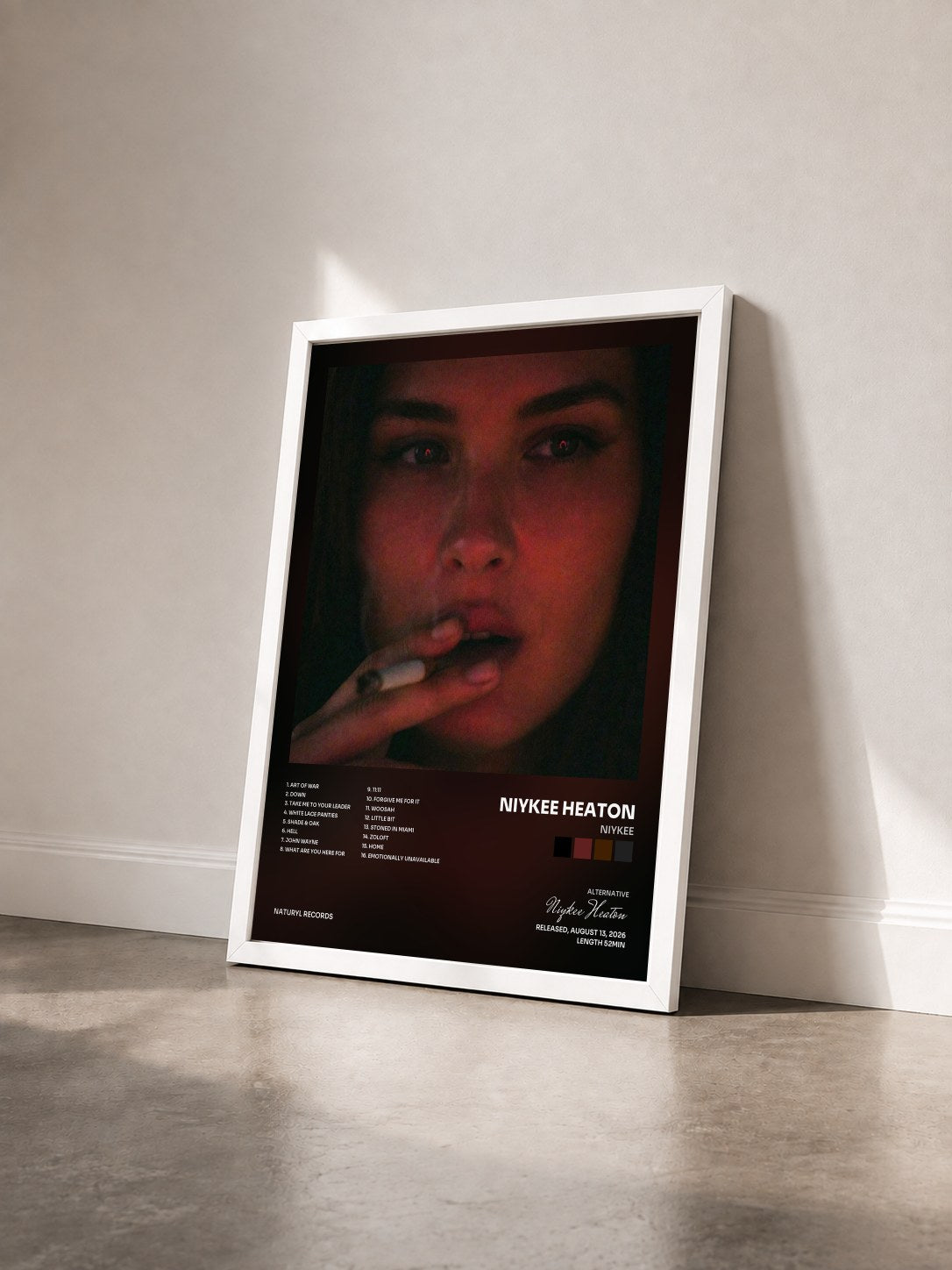 #blanc Tableau de l'album Niykee de Niykee Heaton vu de trois quarts, cadre blanc