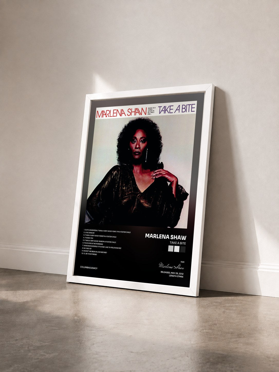 #blanc Tableau de l'album Take A Bite de Marlena Shaw vu de trois quarts, cadre blanc