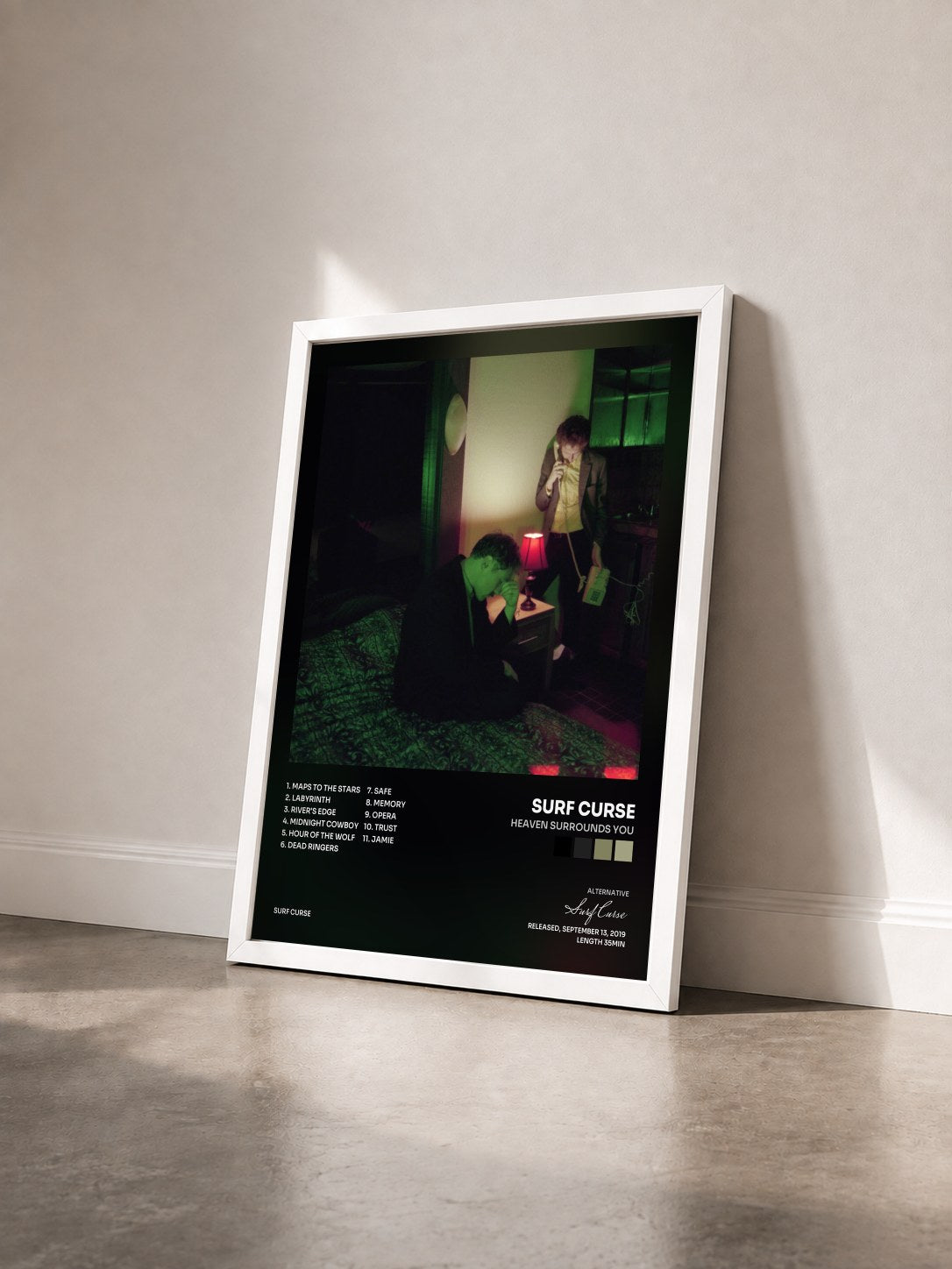 #blanc Tableau de l'album Heaven Surrounds You de Surf Curse vu de trois quarts, cadre blanc