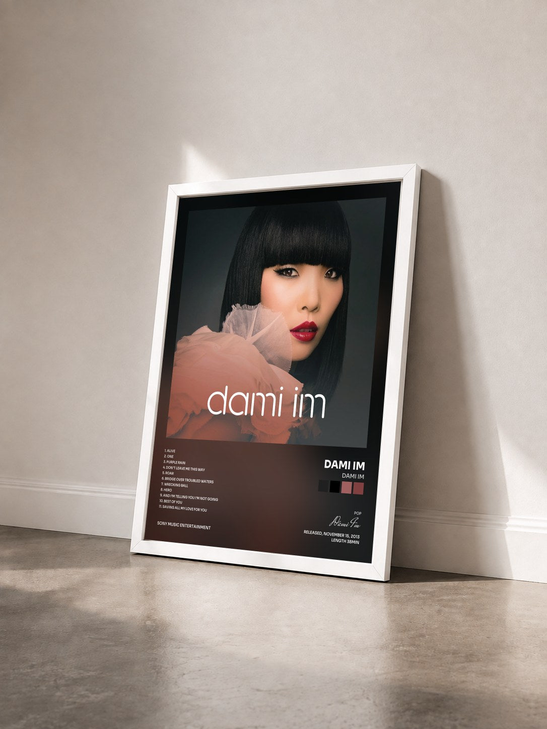 #blanc Tableau de l'album Dami Im de Dami Im vu de trois quarts, cadre blanc
