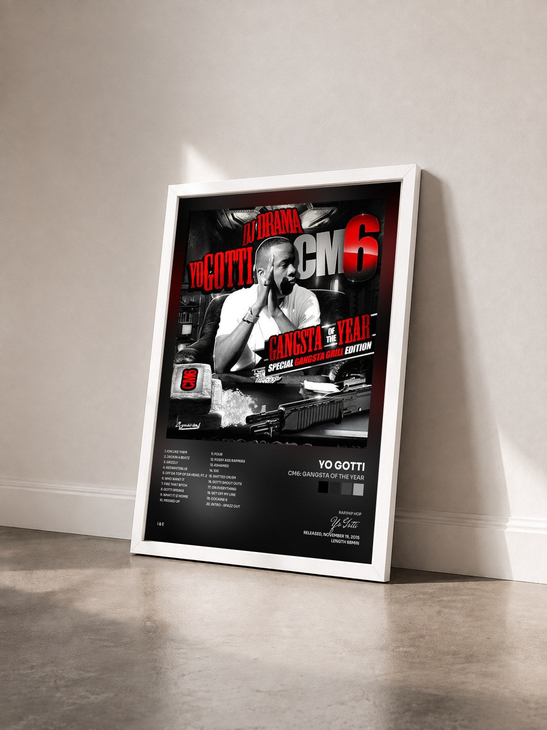 #blanc Tableau de l'album CM6: Gangsta of the Year de Yo Gotti vu de trois quarts, cadre blanc
