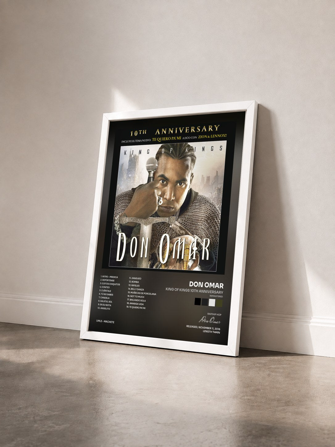 #blanc Tableau de l'album King Of Kings 10th Anniversary (Remastered) de Don Omar vu de trois quarts, cadre blanc