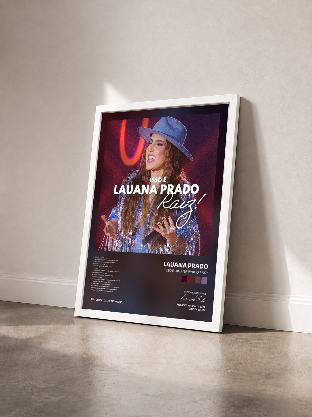 #blanc Tableau de l'album Isso É Lauana Prado Raiz! de Lauana Prado vu de trois quarts, cadre blanc
