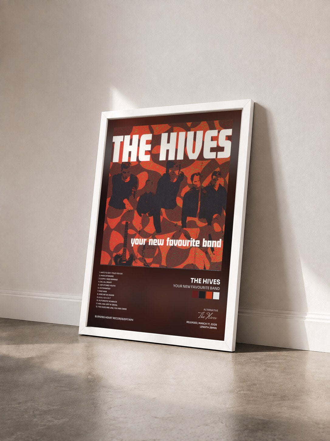 #blanc Tableau de l'album Your New Favourite Band de The Hives vu de trois quarts, cadre blanc