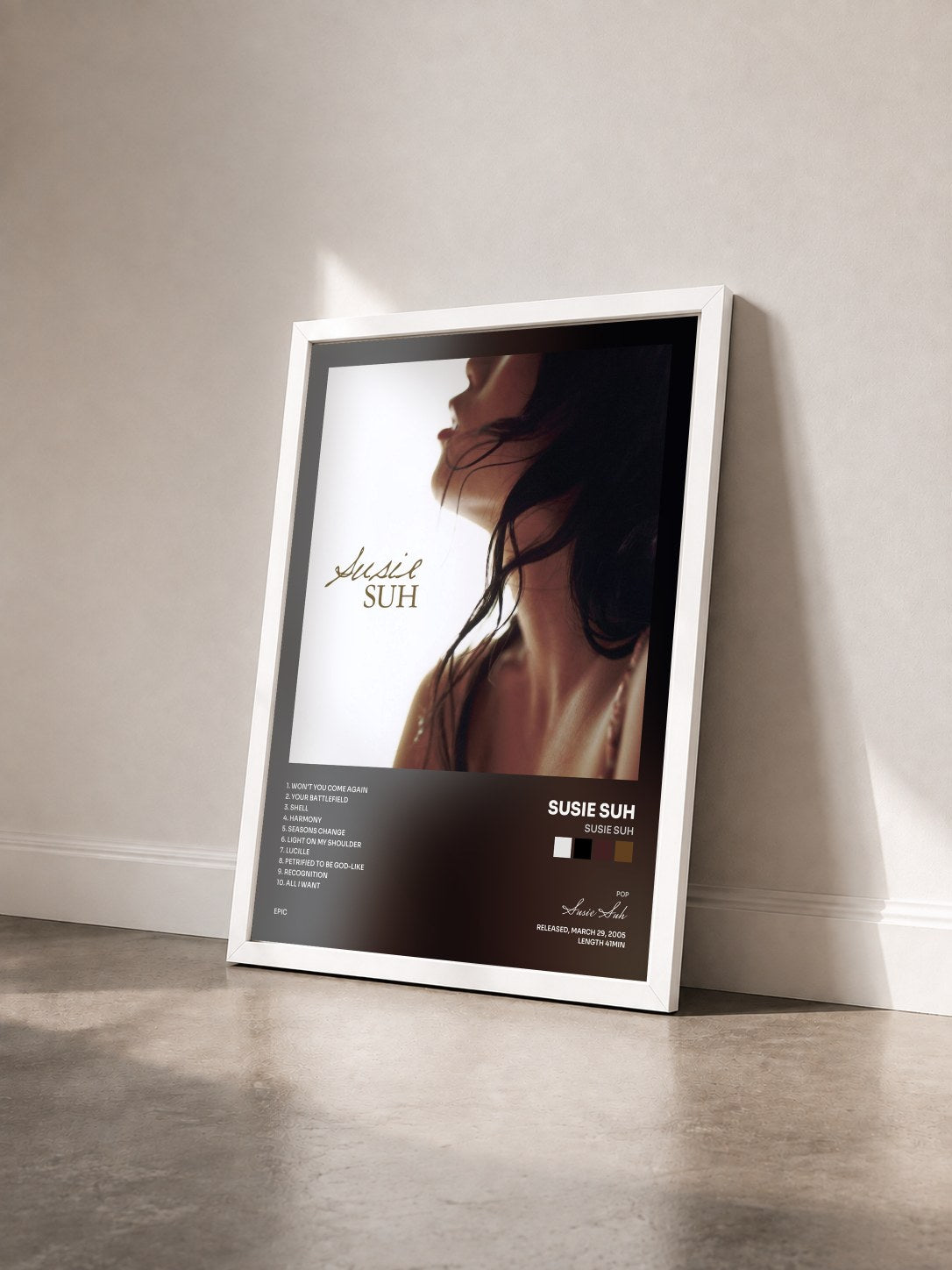#blanc Tableau de l'album Susie Suh de Susie Suh vu de trois quarts, cadre blanc