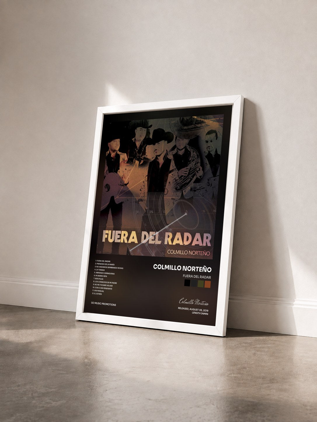 #blanc Tableau de l'album Fuera del Radar de Colmillo Norteño vu de trois quarts, cadre blanc