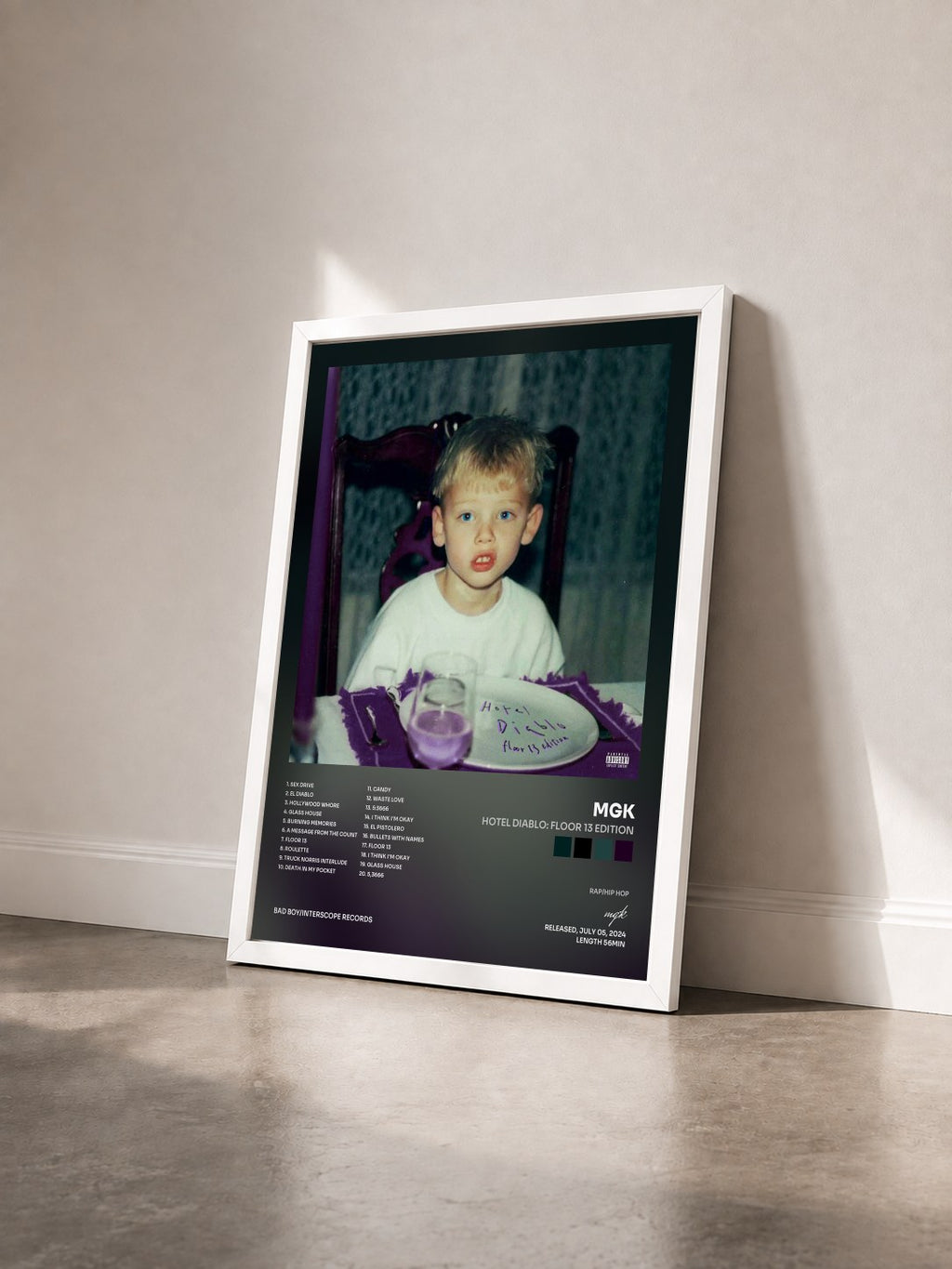#blanc Tableau de l'album Hotel Diablo: Floor 13 Edition de mgk vu de trois quarts, cadre blanc