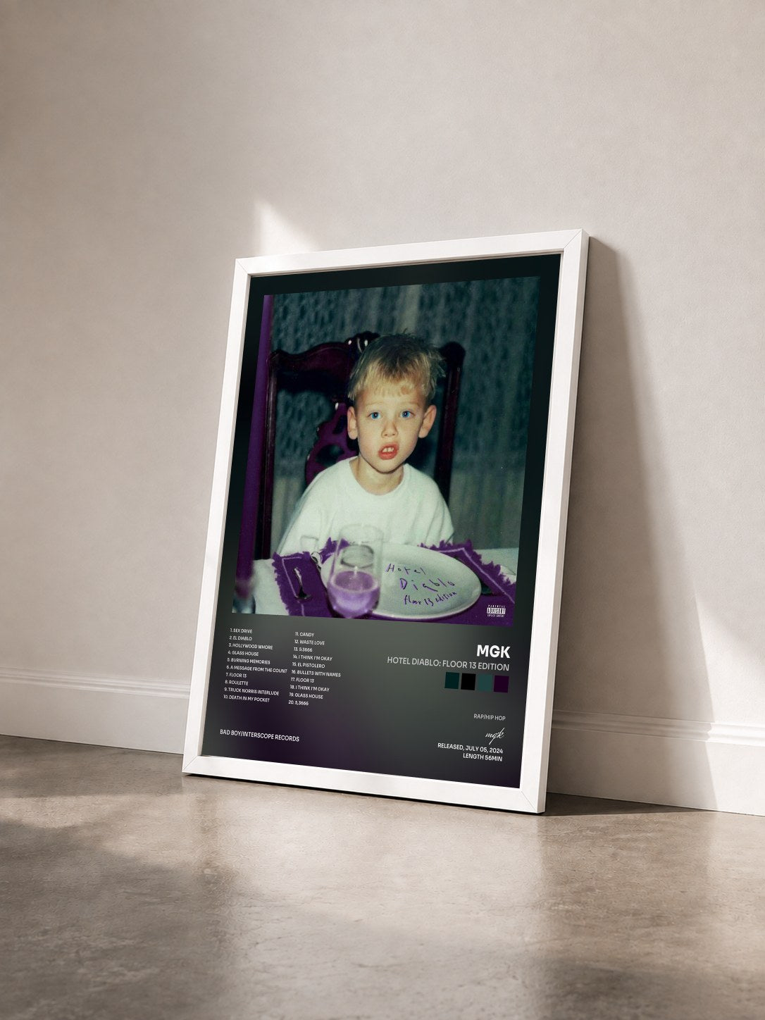 #blanc Tableau de l'album Hotel Diablo: Floor 13 Edition de mgk vu de trois quarts, cadre blanc
