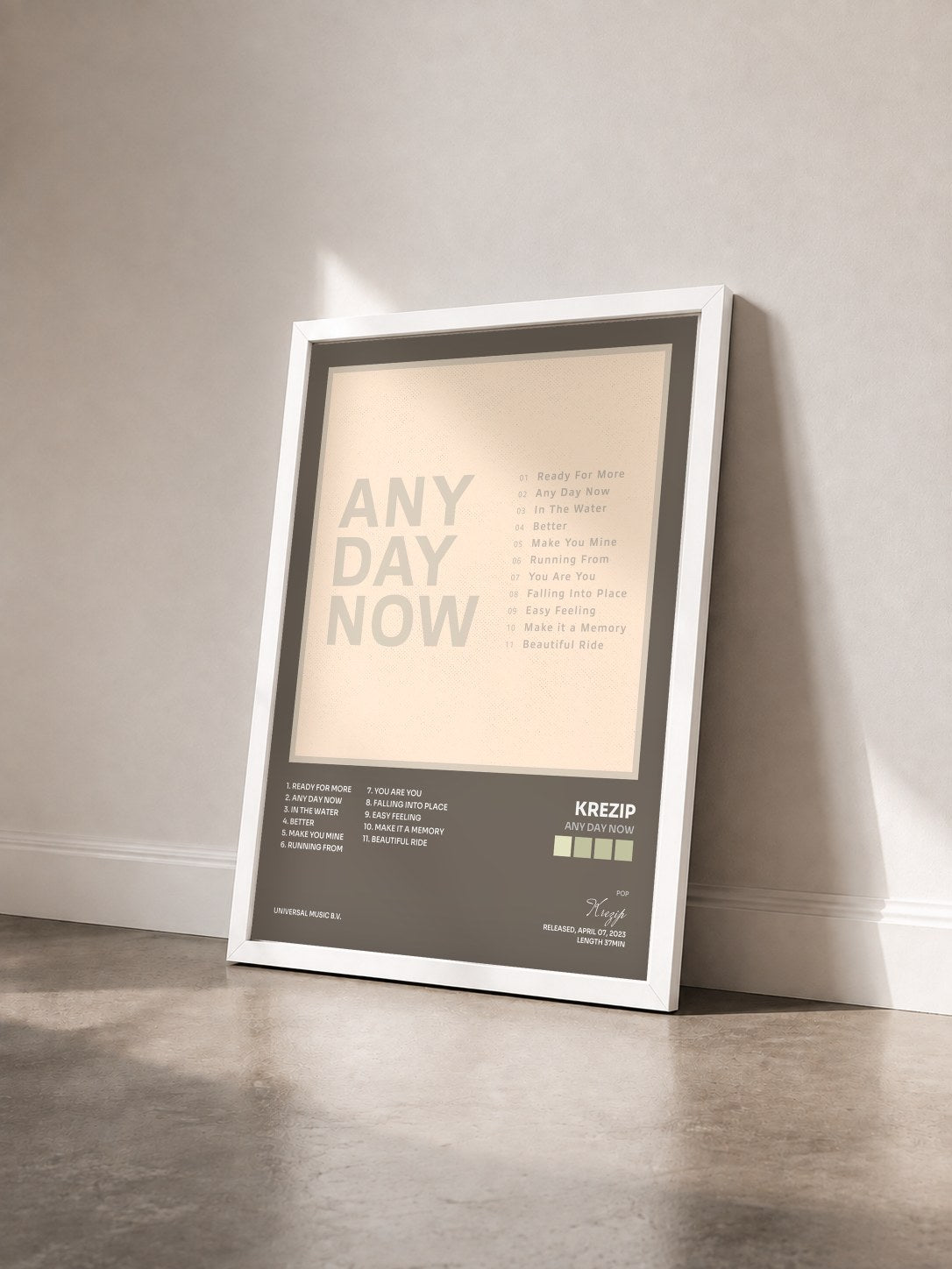 #blanc Tableau de l'album Any Day Now de Krezip vu de trois quarts, cadre blanc