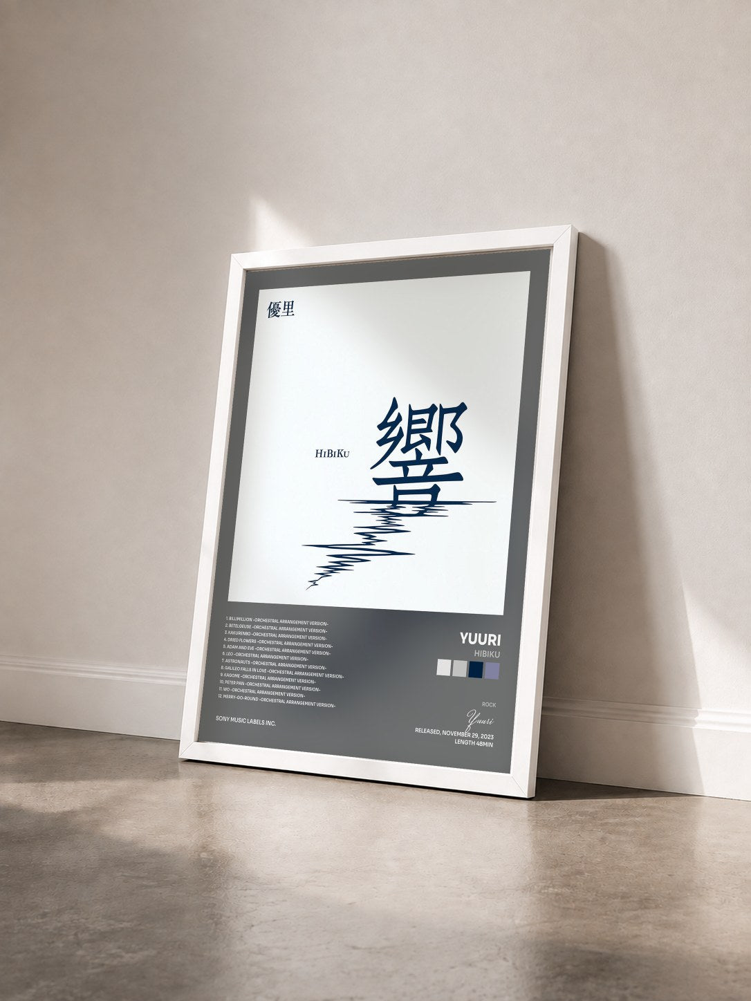 #blanc Tableau de l'album Hibiku de Yuuri vu de trois quarts, cadre blanc