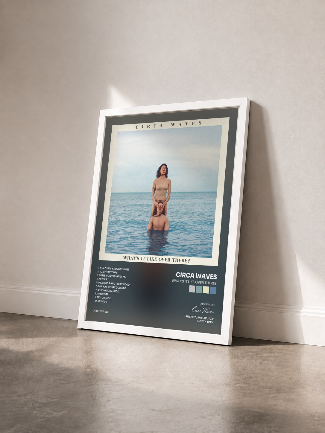 #blanc Tableau de l'album What's It Like Over There? de Circa Waves vu de trois quarts, cadre blanc