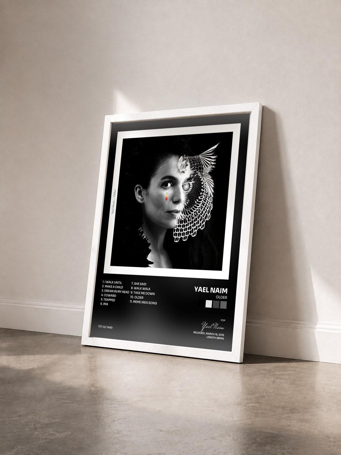 #blanc Tableau de l'album Older de Yael Naim vu de trois quarts, cadre blanc