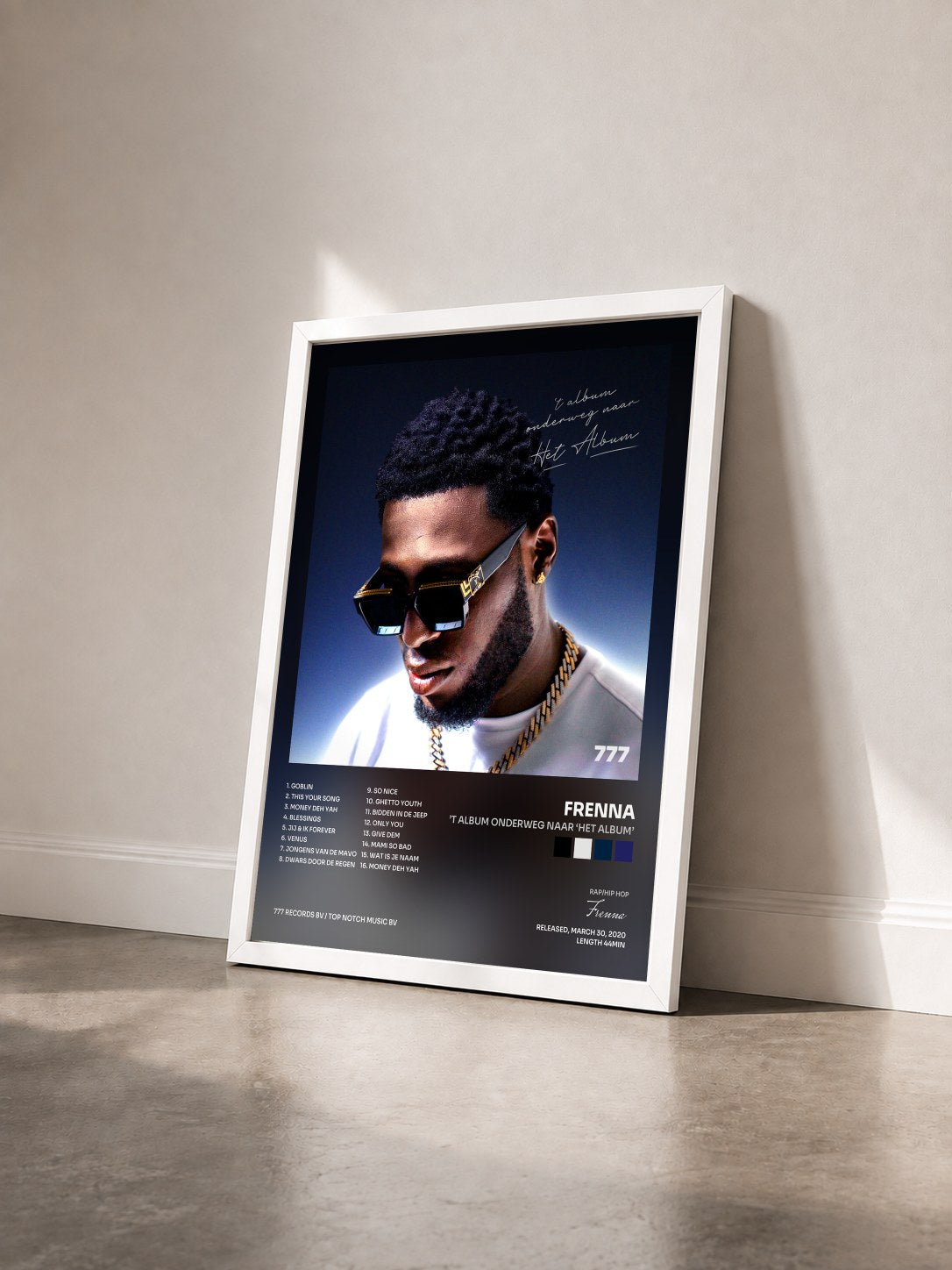 #blanc Tableau de l'album ’t album onderweg naar ‘Het Album’ de Frenna vu de trois quarts, cadre blanc