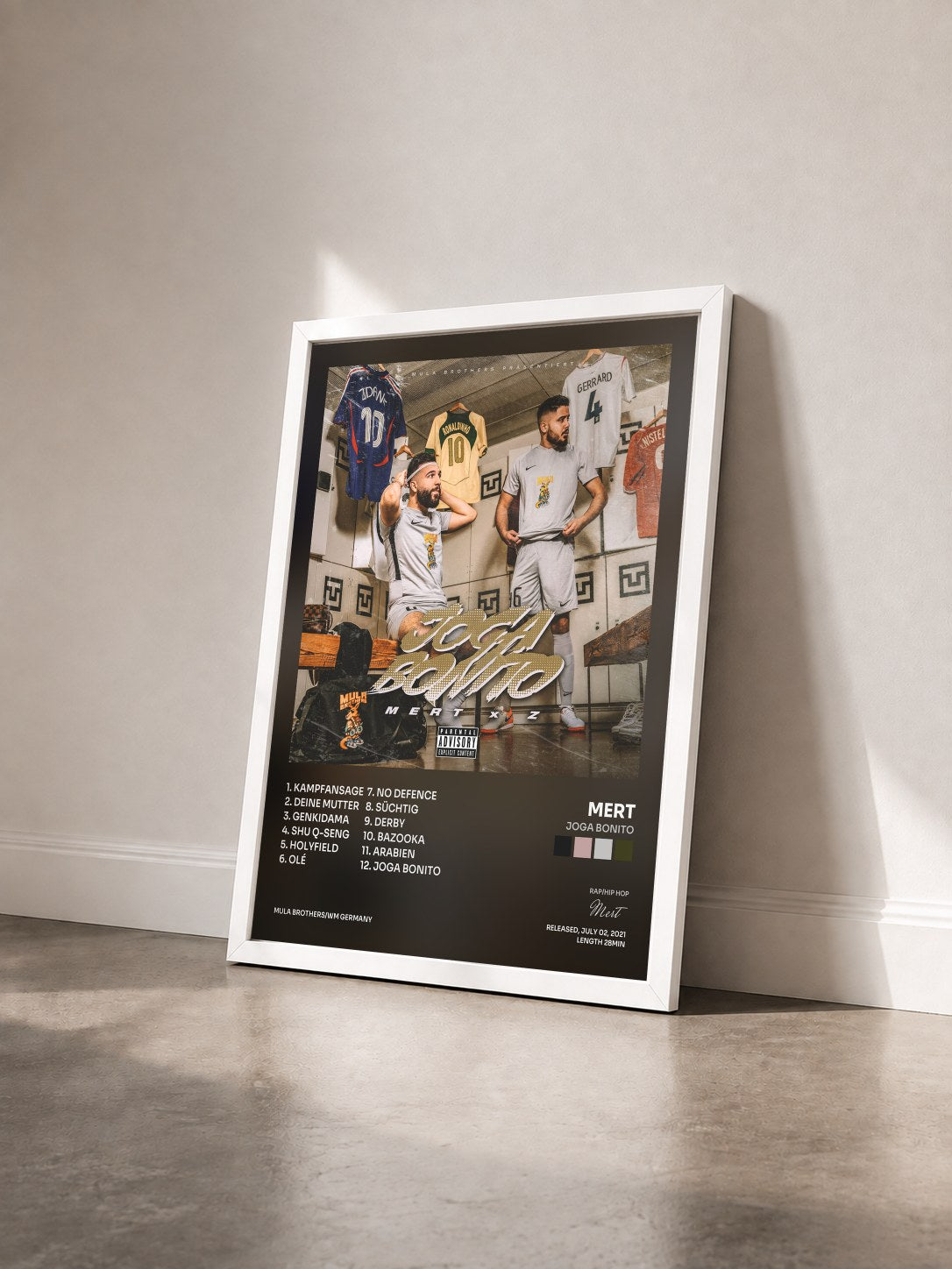 #blanc Tableau de l'album JOGA BONITO de Mert vu de trois quarts, cadre blanc