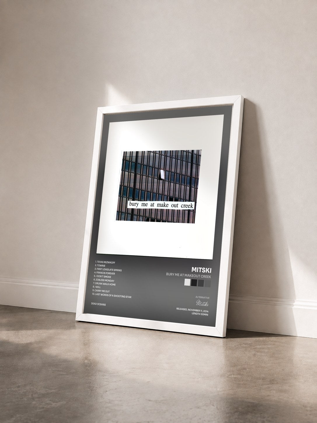 #blanc Tableau de l'album Bury Me At Makeout Creek de Mitski vu de trois quarts, cadre blanc