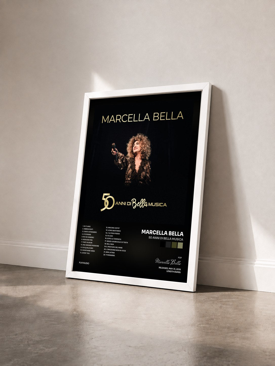 #blanc Tableau de l'album 50 Anni di Bella Musica de Marcella Bella vu de trois quarts, cadre blanc