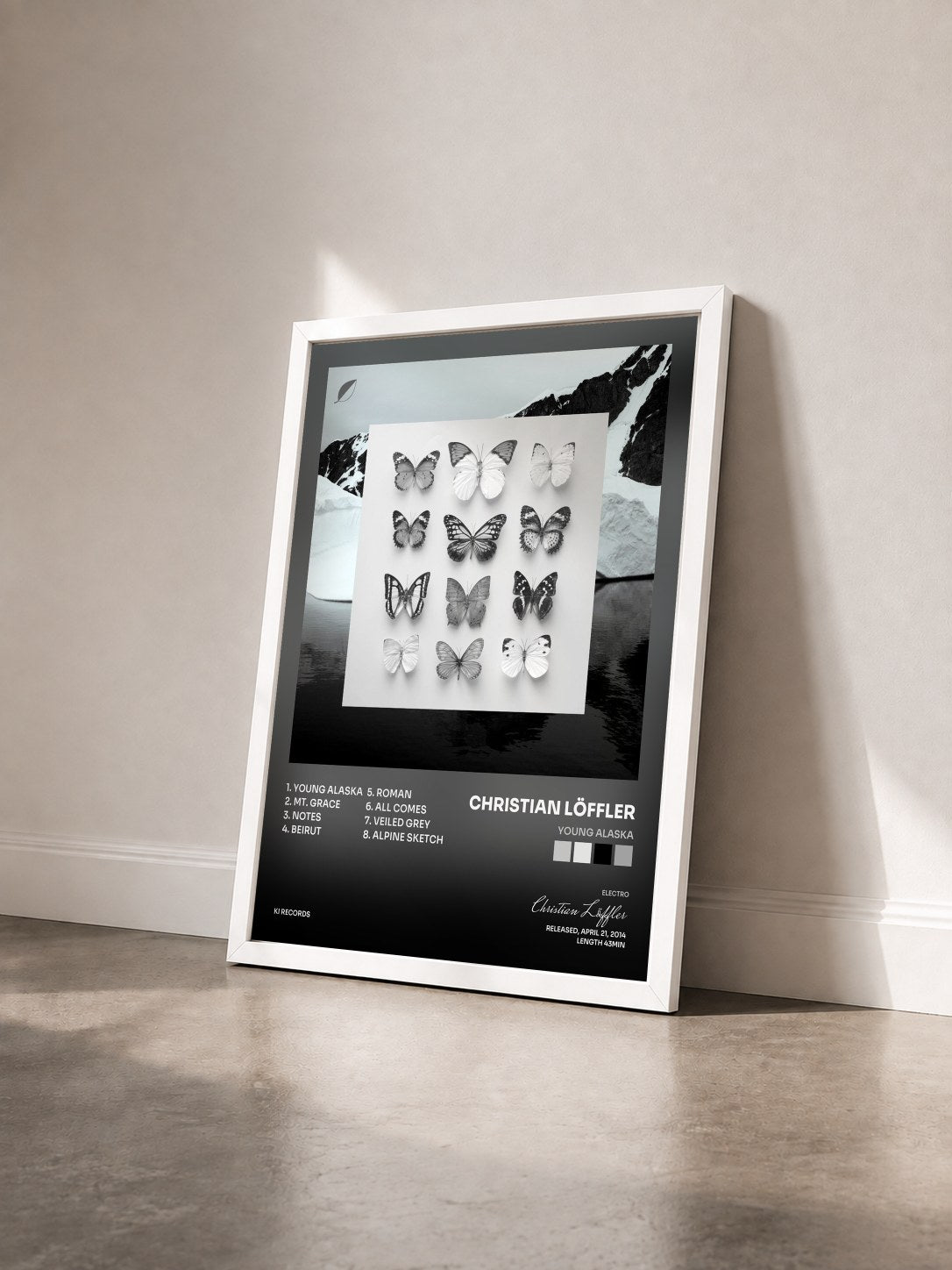 #blanc Tableau de l'album Young Alaska de Christian Löffler vu de trois quarts, cadre blanc