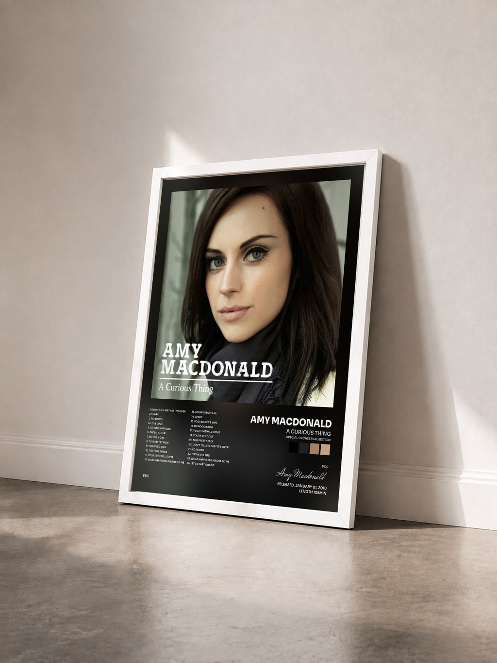 #blanc Tableau de l'album A Curious Thing (Special Orchestral Edition) de Amy Macdonald vu de trois quarts, cadre blanc