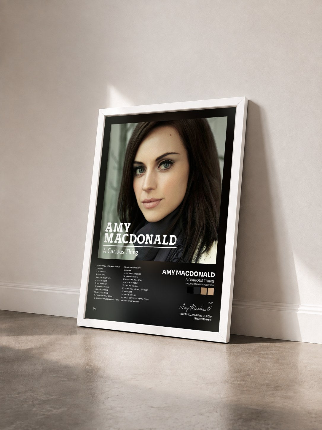 #blanc Tableau de l'album A Curious Thing (Special Orchestral Edition) de Amy Macdonald vu de trois quarts, cadre blanc