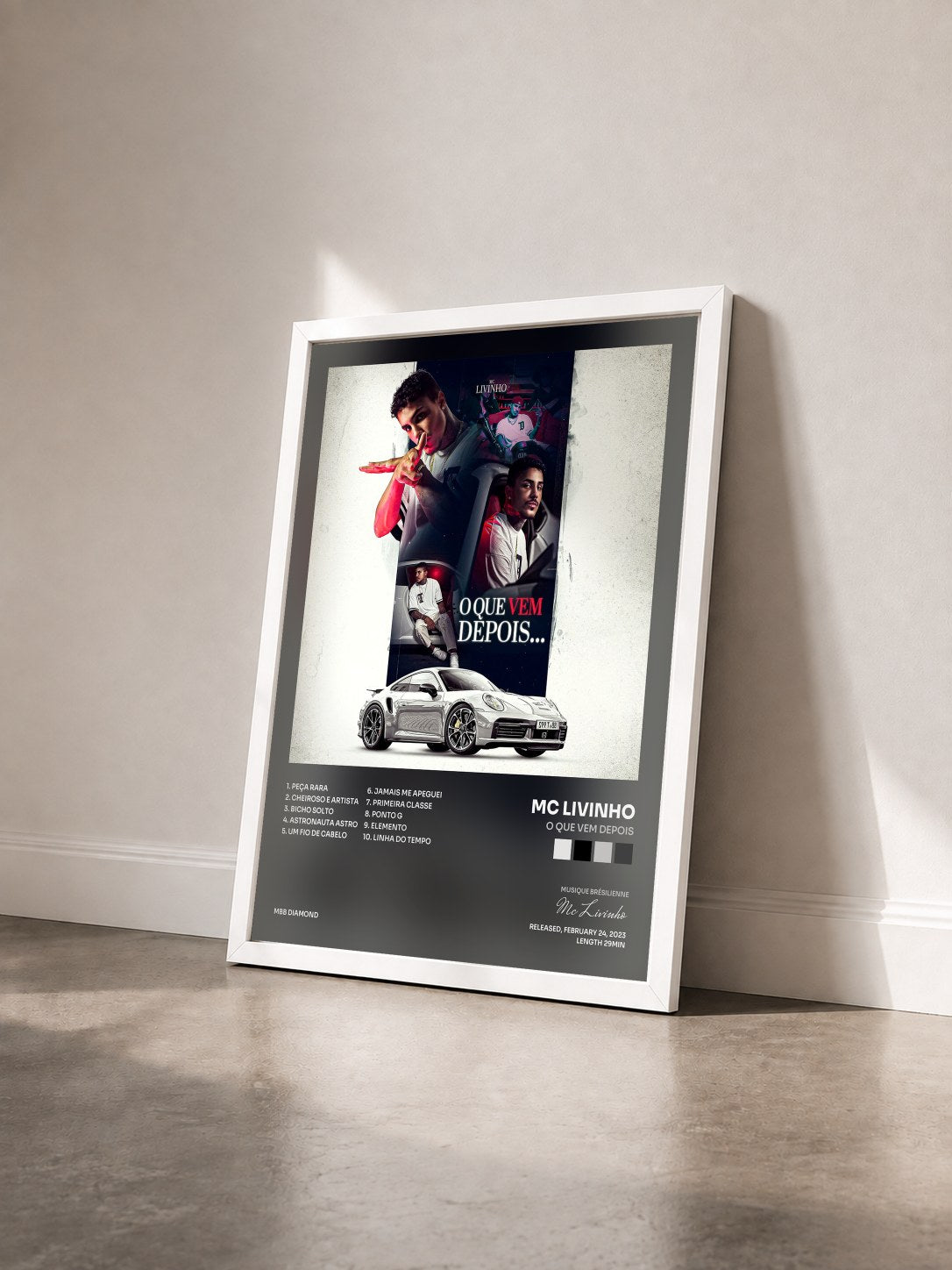 #blanc Tableau de l'album O Que Vem Depois de Mc Livinho vu de trois quarts, cadre blanc