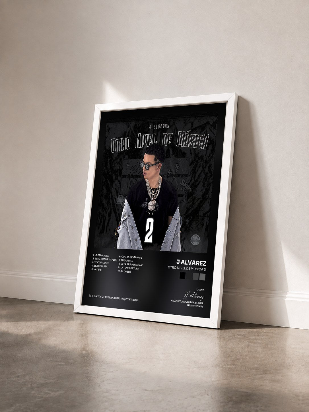 #blanc Tableau de l'album Otro Nivel de Música 2 de J Alvarez vu de trois quarts, cadre blanc
