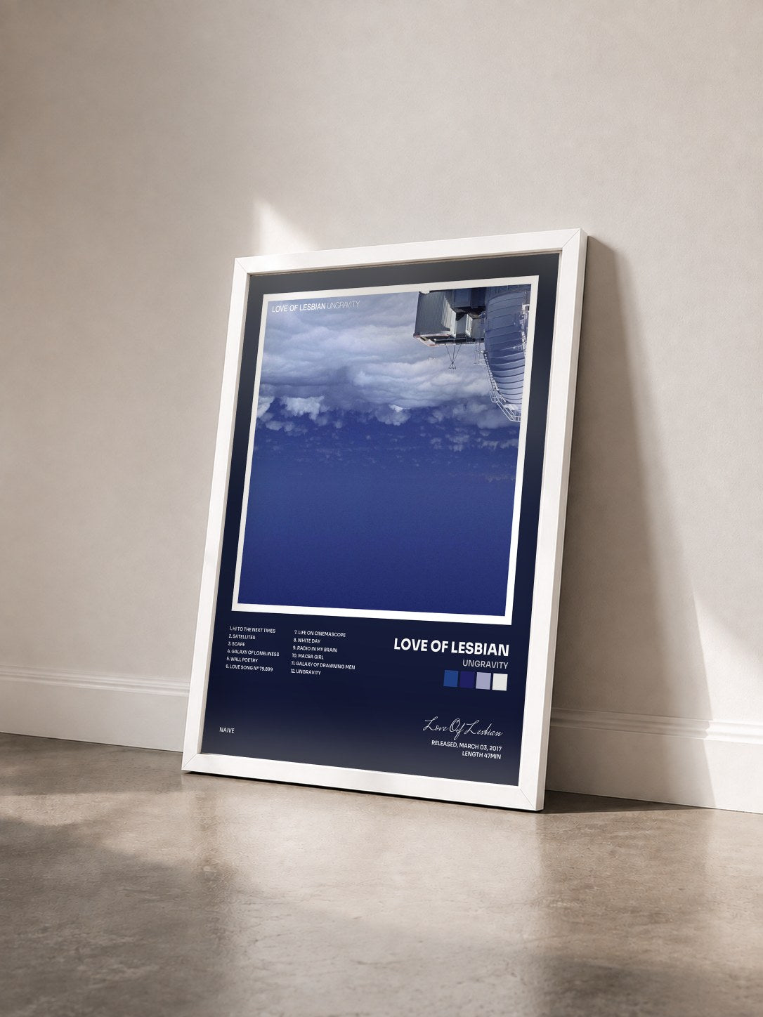 #blanc Tableau de l'album Ungravity de Love Of Lesbian vu de trois quarts, cadre blanc