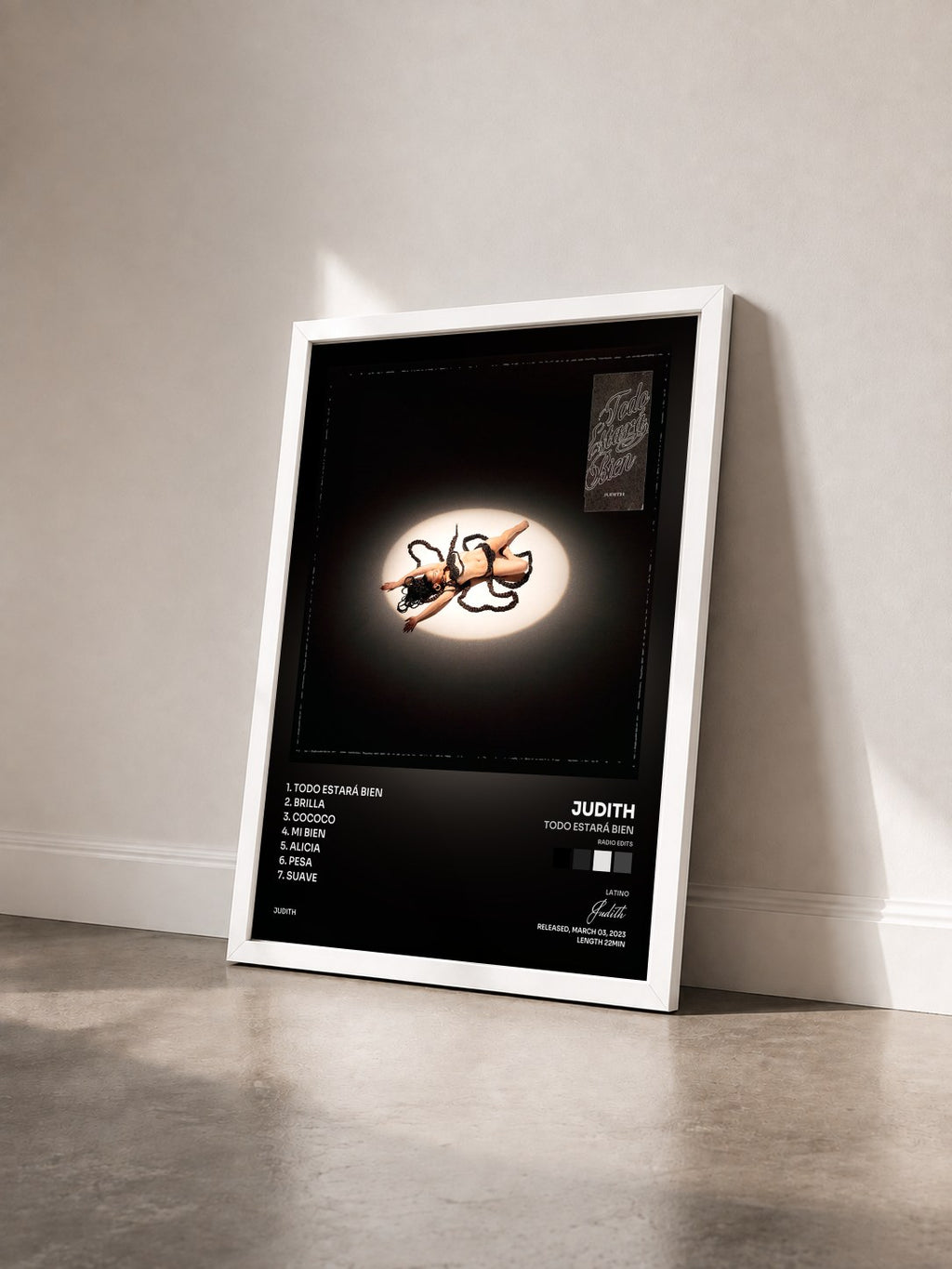 #blanc Tableau de l'album Todo Estará Bien (Radio Edits) de Judith vu de trois quarts, cadre blanc