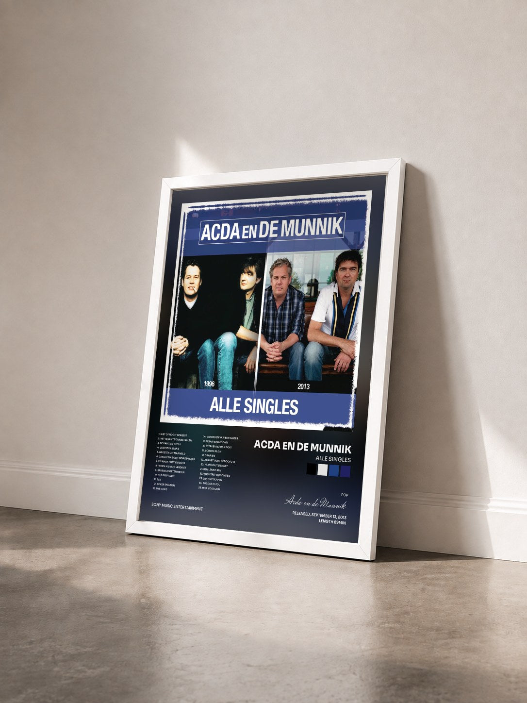 #blanc Tableau de l'album Alle Singles de Acda en de Munnik vu de trois quarts, cadre blanc