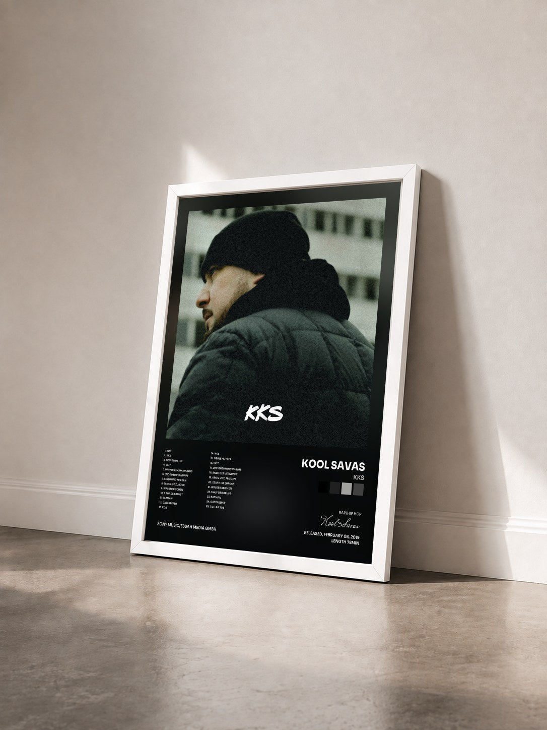 #blanc Tableau de l'album KKS de Kool Savas vu de trois quarts, cadre blanc