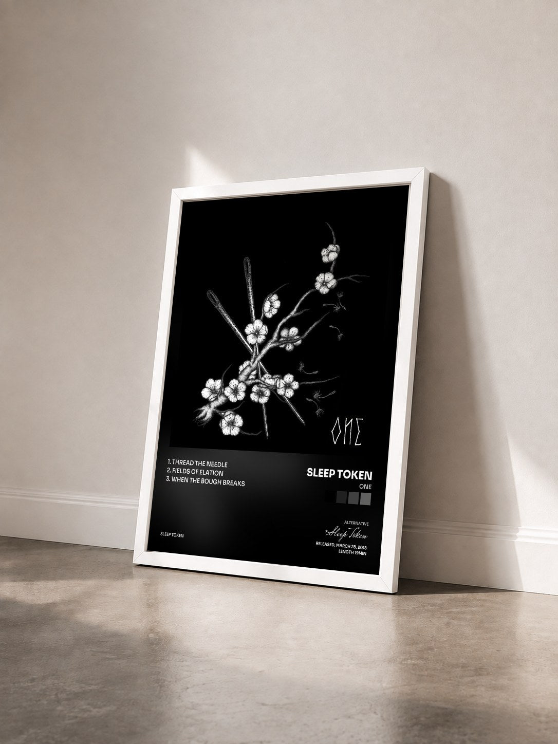 #blanc Tableau de l'album One de Sleep Token vu de trois quarts, cadre blanc