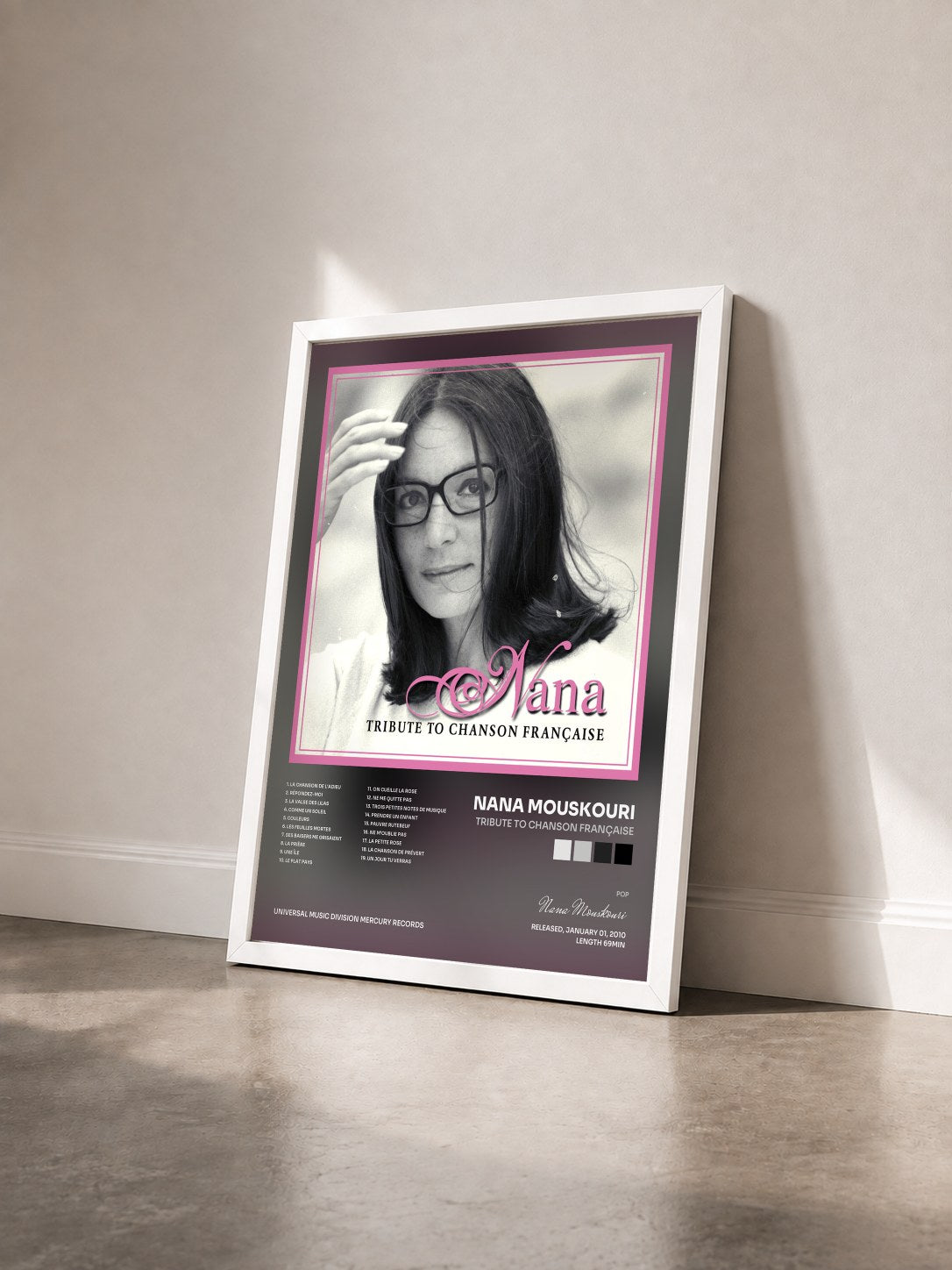 #blanc Tableau de l'album Tribute To Chanson Française de Nana Mouskouri vu de trois quarts, cadre blanc