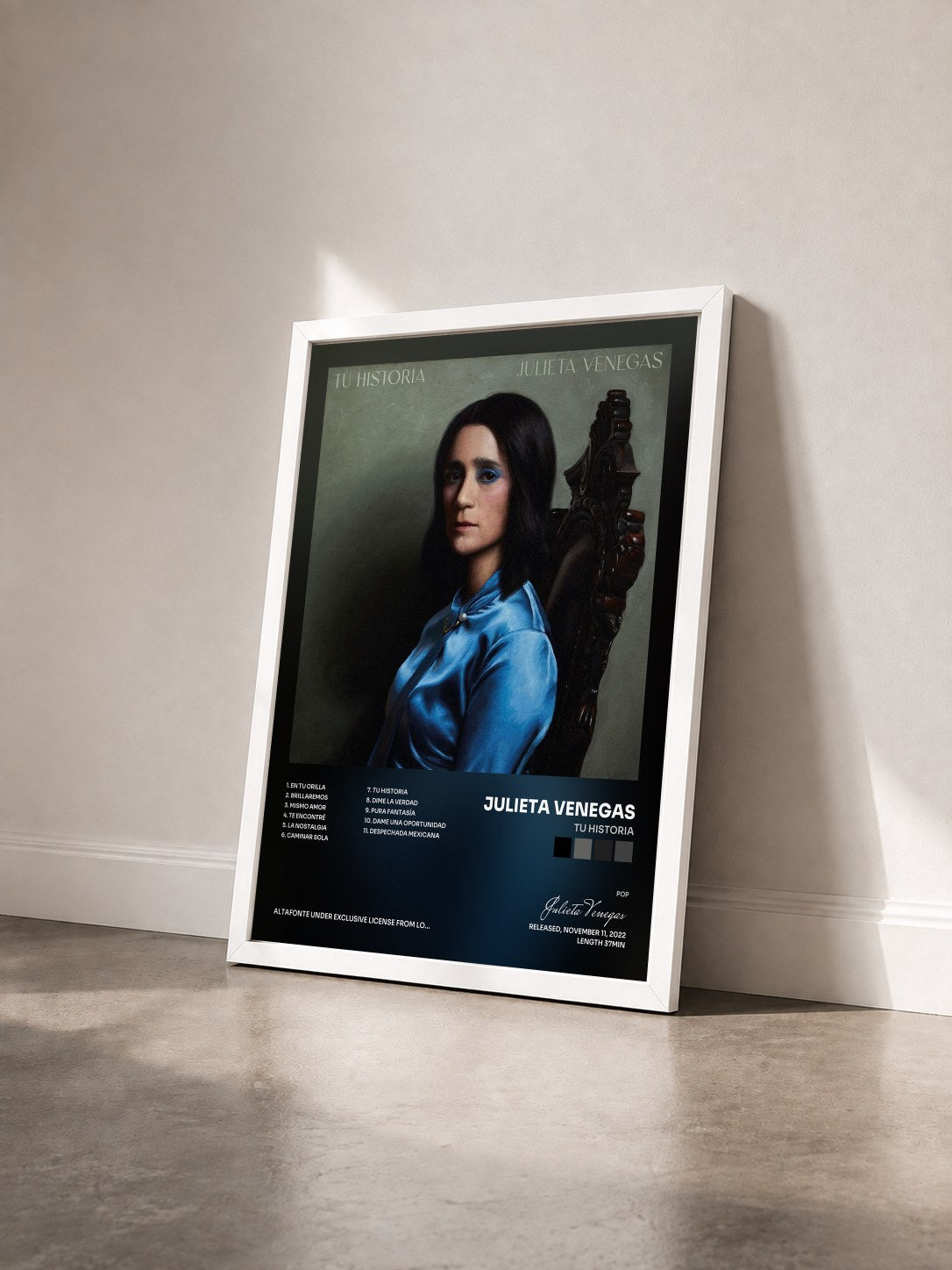 #blanc Tableau de l'album Tu Historia de Julieta Venegas vu de trois quarts, cadre blanc