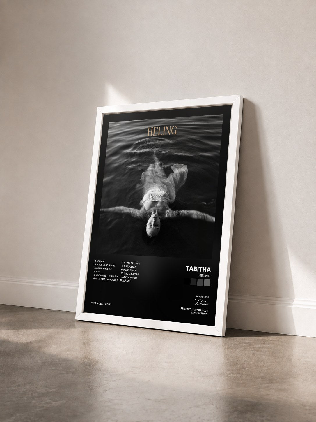 #blanc Tableau de l'album Heling de Tabitha vu de trois quarts, cadre blanc