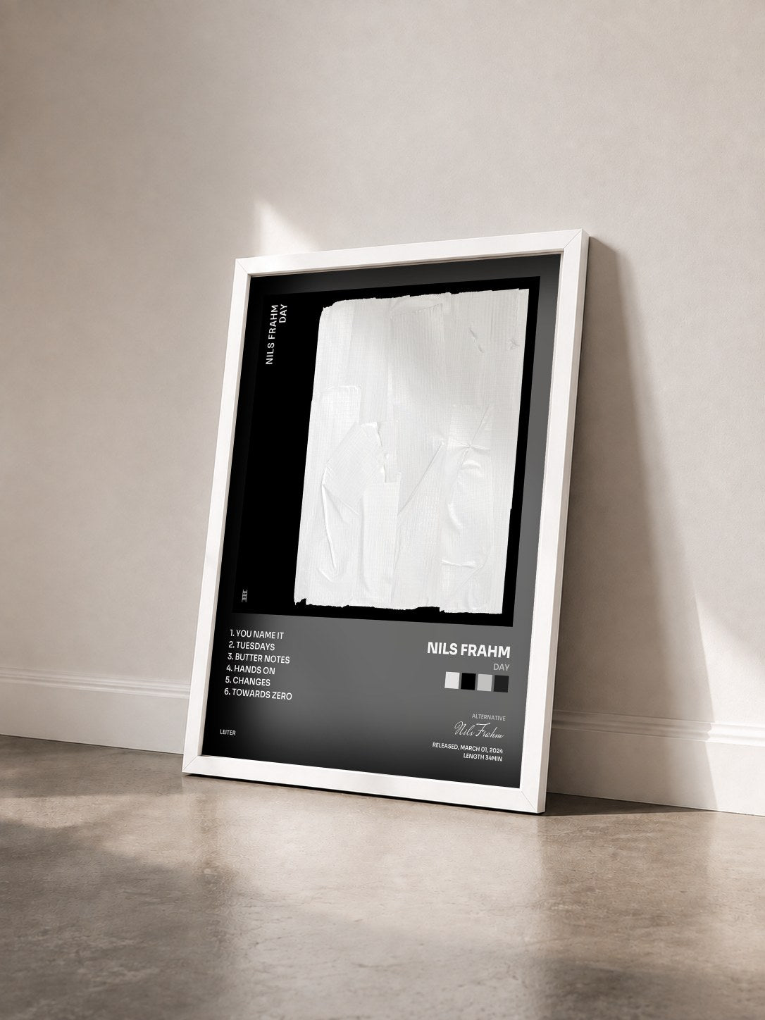 #blanc Tableau de l'album Day de Nils Frahm vu de trois quarts, cadre blanc