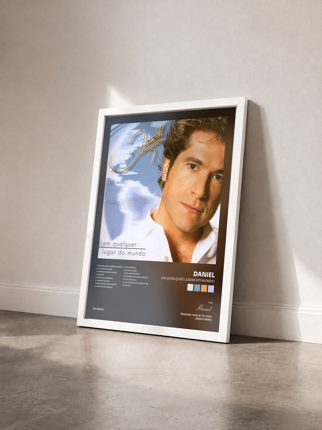 #blanc Tableau de l'album Em Qualquer Lugar do Mundo de Daniel vu de trois quarts, cadre blanc