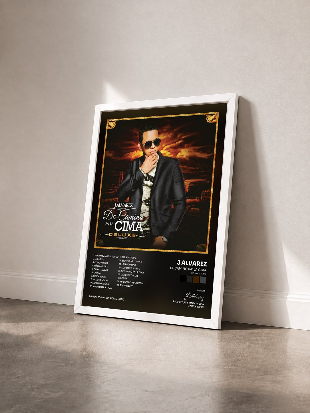 #blanc Tableau de l'album De Camino Pa' la Cima (Deluxe Edition) de J Alvarez vu de trois quarts, cadre blanc