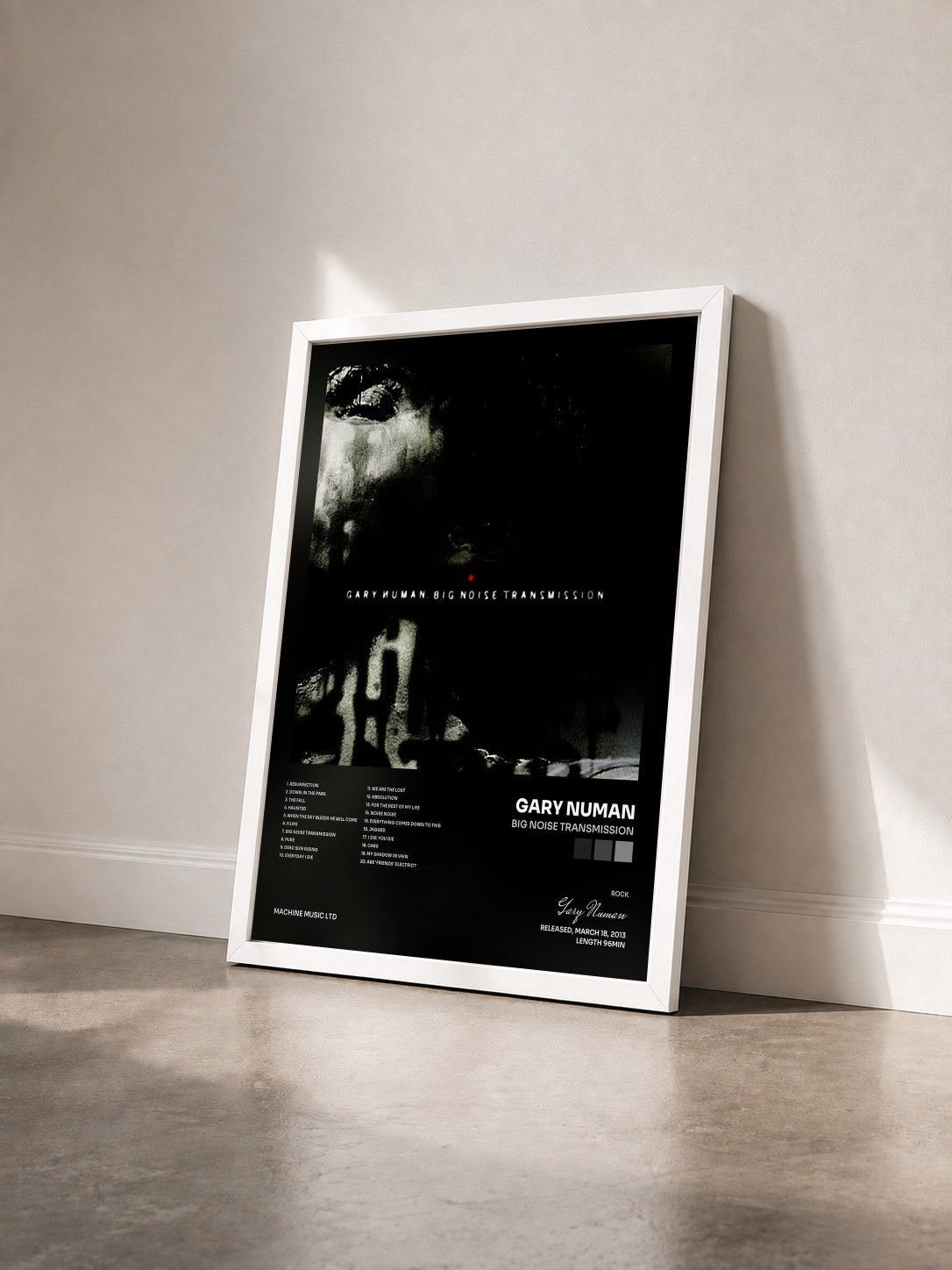 #blanc Tableau de l'album Big Noise Transmission de Gary Numan vu de trois quarts, cadre blanc