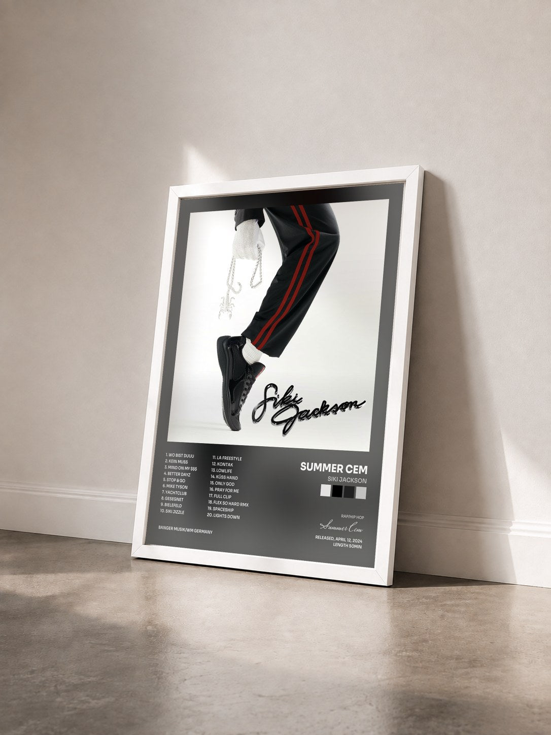 #blanc Tableau de l'album SIKI JACKSON de Summer Cem vu de trois quarts, cadre blanc
