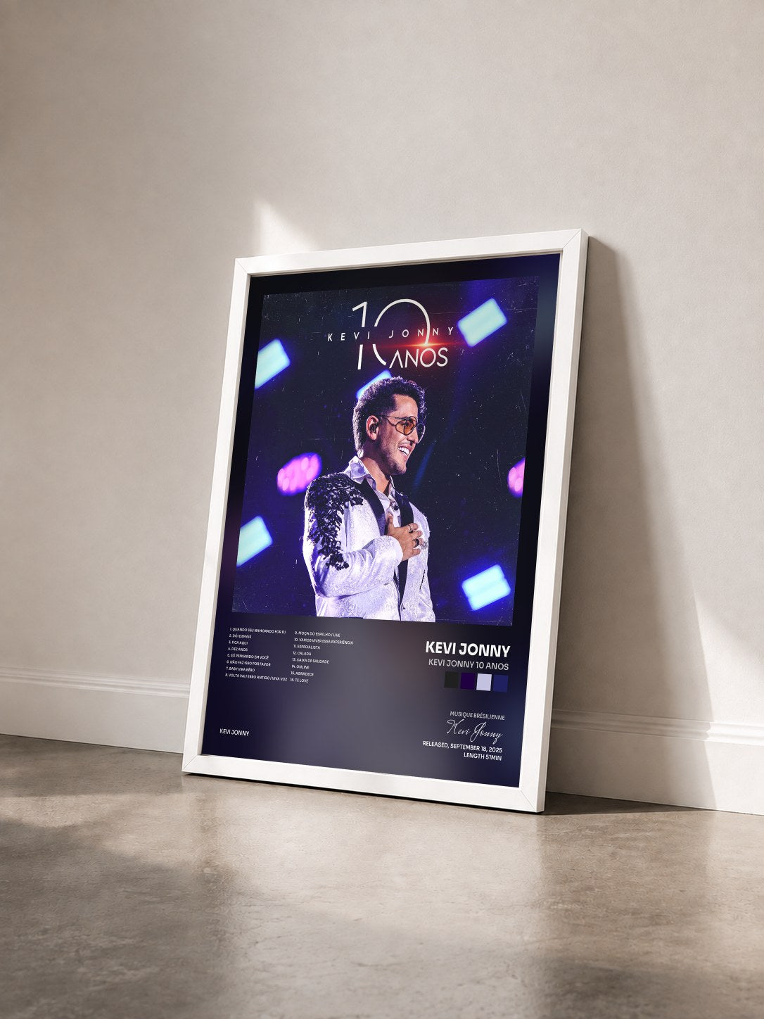#blanc Tableau de l'album Kevi Jonny 10 Anos de Kevi Jonny vu de trois quarts, cadre blanc