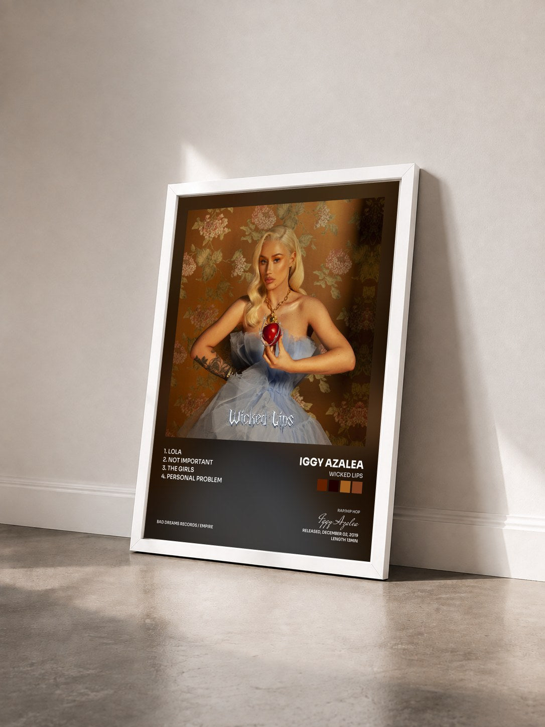 #blanc Tableau de l'album Wicked Lips de Iggy Azalea vu de trois quarts, cadre blanc