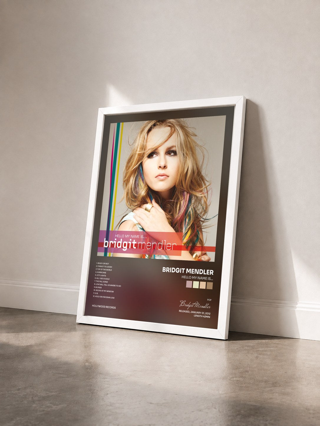 #blanc Tableau de l'album Hello My Name Is... de Bridgit Mendler vu de trois quarts, cadre blanc