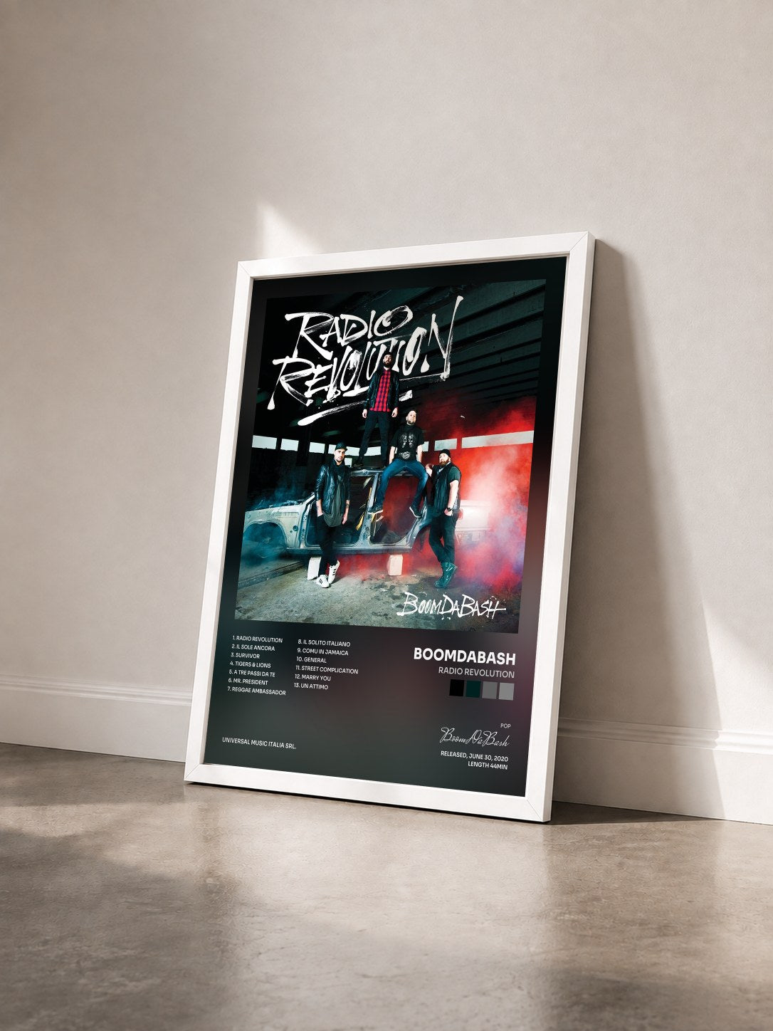 #blanc Tableau de l'album Radio Revolution de BoomDaBash vu de trois quarts, cadre blanc