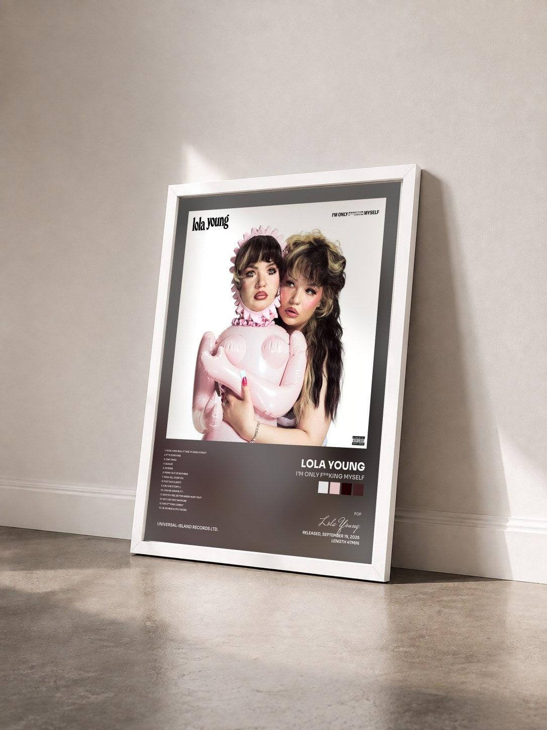 #blanc Tableau de l'album I’m Only F**king Myself de Lola Young vu de trois quarts, cadre blanc