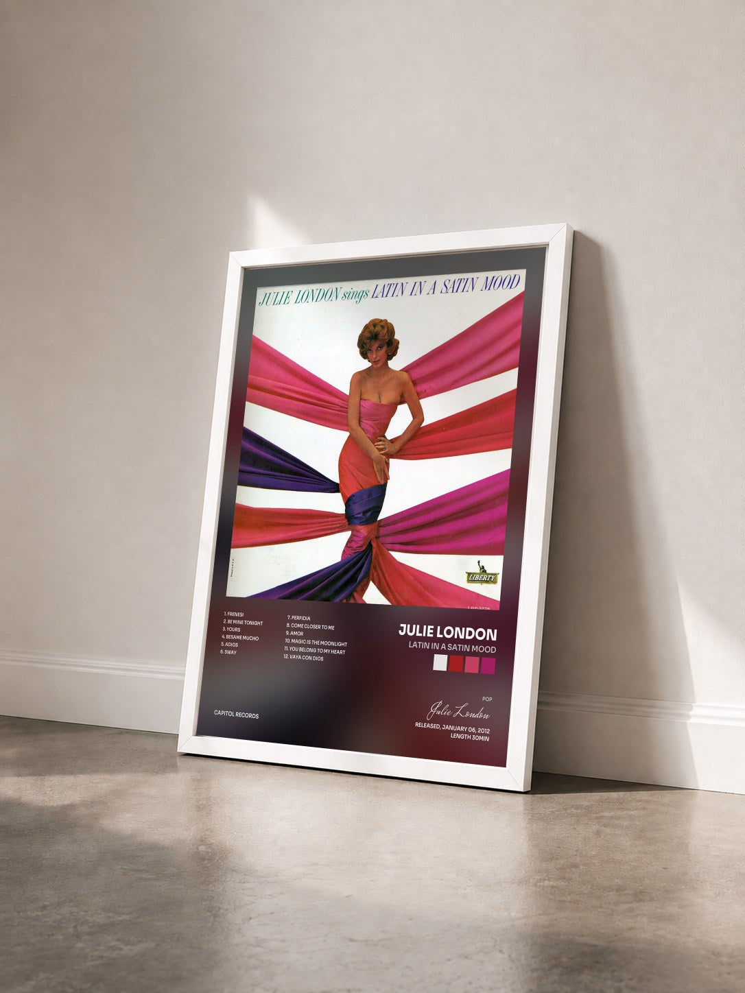 #blanc Tableau de l'album Latin In A Satin Mood de Julie London vu de trois quarts, cadre blanc