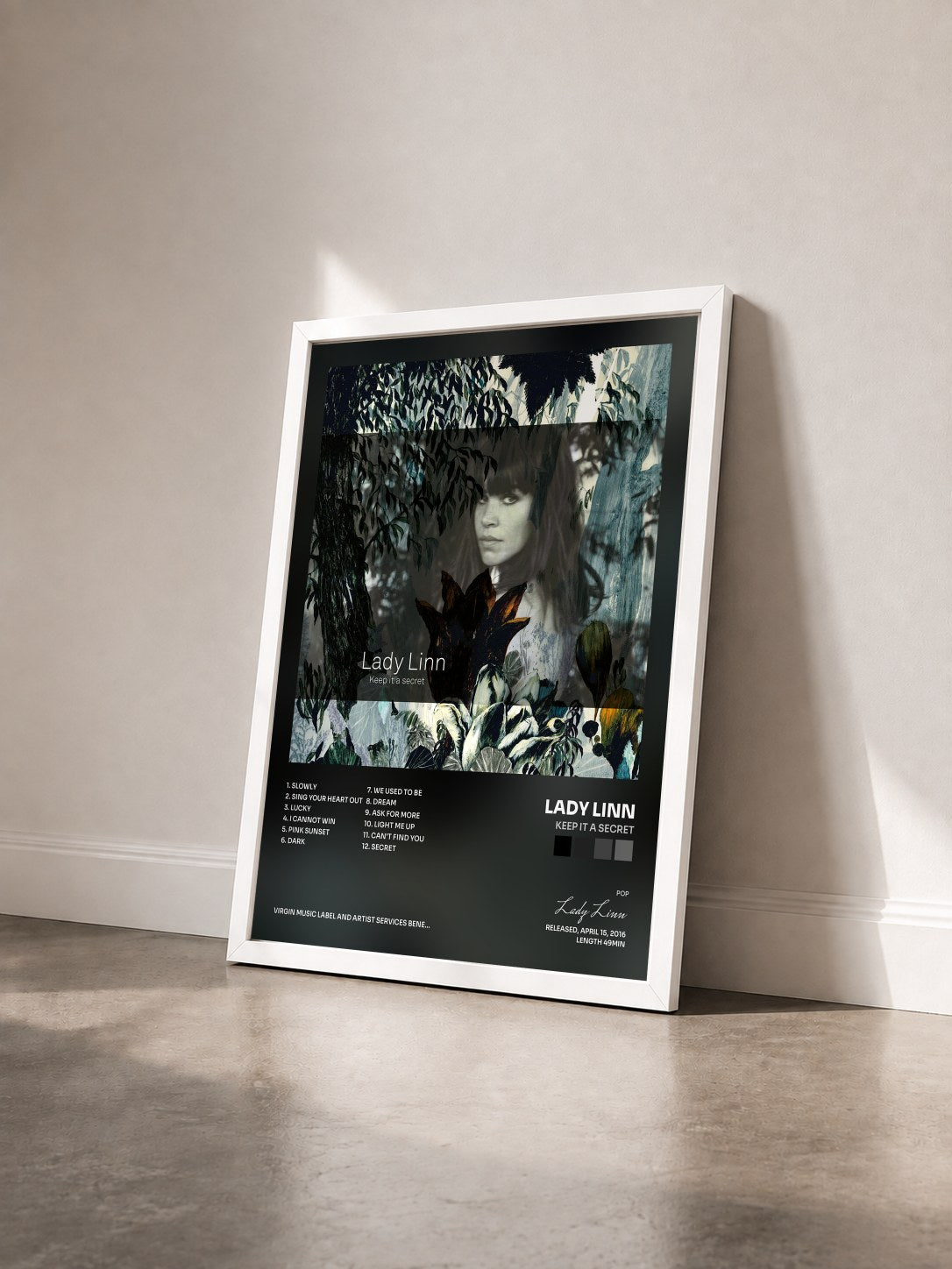 #blanc Tableau de l'album Keep It A Secret de Lady Linn vu de trois quarts, cadre blanc