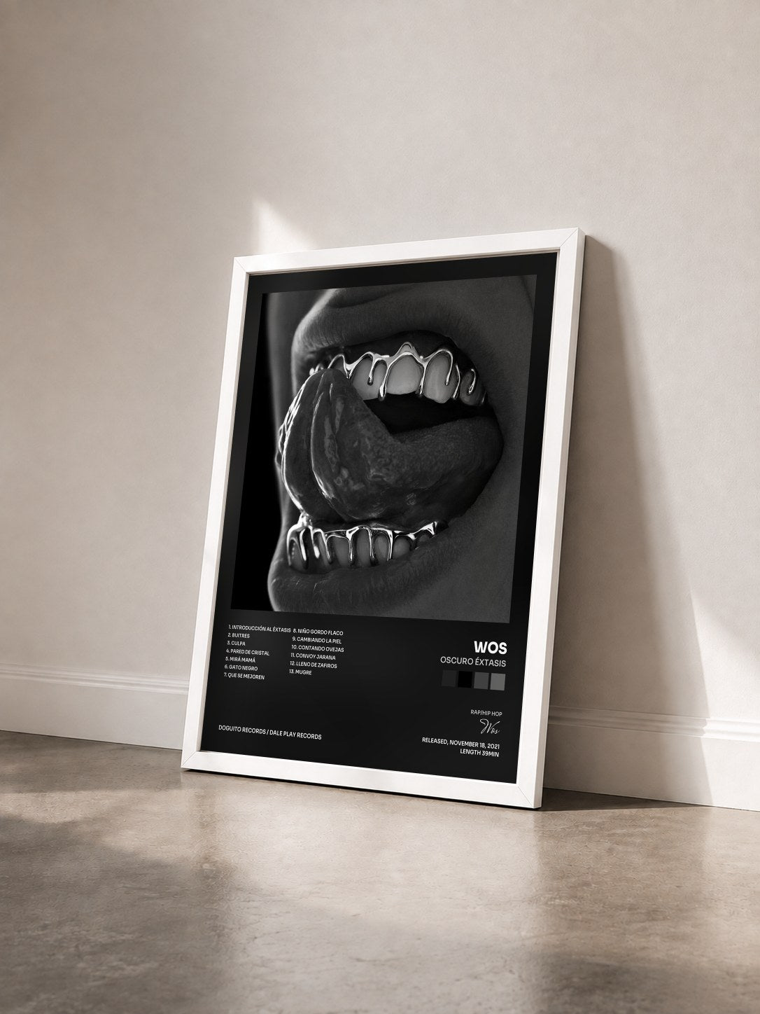#blanc Tableau de l'album OSCURO ÉXTASIS de Wos vu de trois quarts, cadre blanc