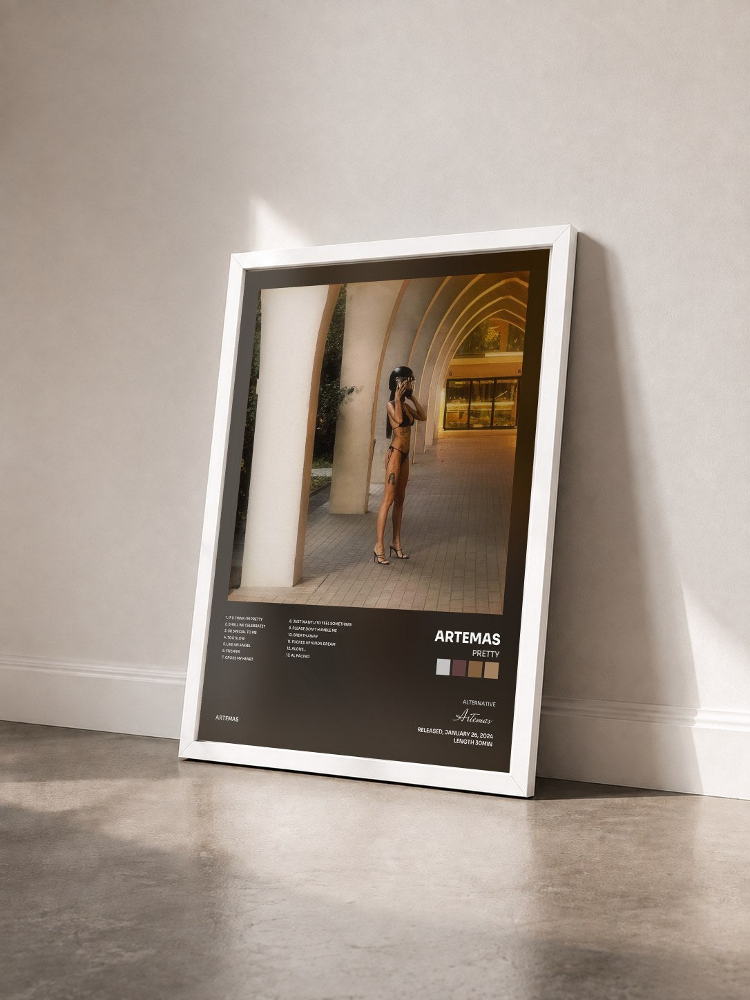 #blanc Tableau de l'album pretty de Artemas vu de trois quarts, cadre blanc