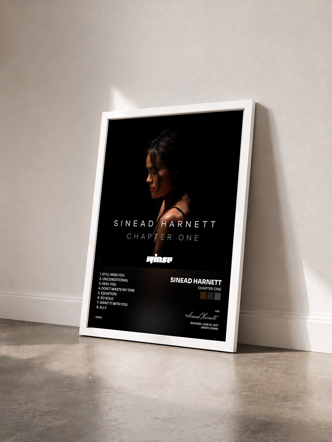 #blanc Tableau de l'album Chapter One de Sinead Harnett vu de trois quarts, cadre blanc