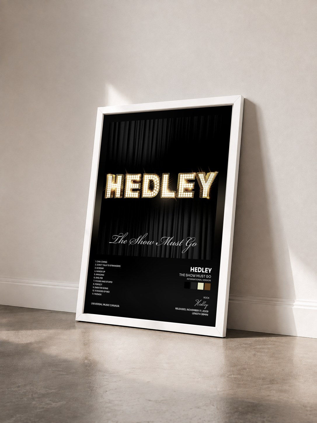 #blanc Tableau de l'album The Show Must Go (International Version) de Hedley vu de trois quarts, cadre blanc